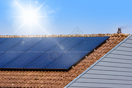 屋顶上的太阳能电池板经济回收太阳能板燃料发电机蓝色阳光天空技术瓷砖图片