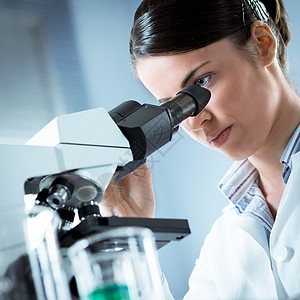 使用显微镜的女性研究员验室实验室医院医学智力化学服务微生物学检查技术员图片