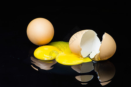 碎蛋食物蛋黄烹饪美食眼泪椭圆形黄色棕色蛋壳图片