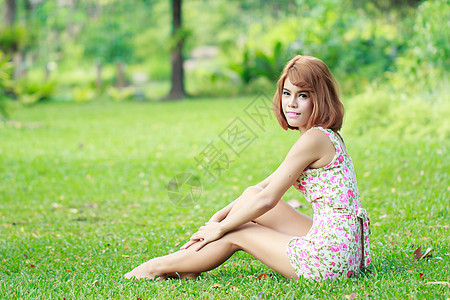 美丽的亚洲年轻女性微笑乐趣头发女孩平衡闲暇活力快乐女士喜悦图片