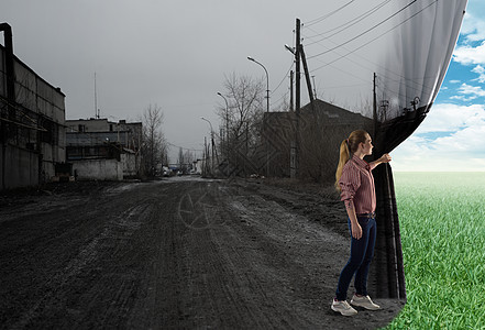 年轻女子拉开窗帘辉光场地粮食极乐入口天空辫子自由窗户框架背景图片