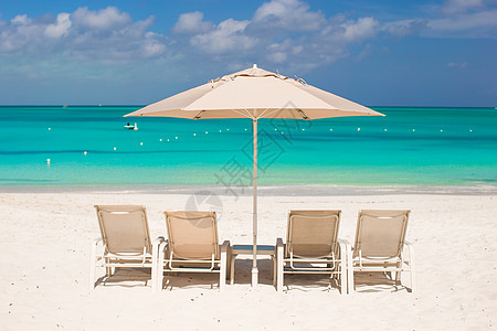 热带海滩的白色雨伞和防晒床支撑天空天堂蓝色酒店椅子闲暇阳伞情调异国图片