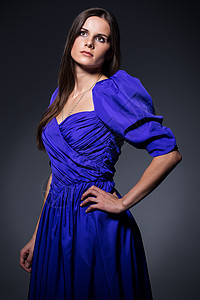 穿着可爱蓝裙子的美丽公主 装扮着演员女性女士黑发戏服发型蓝色工作室化妆品淑女图片
