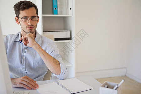 临时商务人士在办公桌边思考电脑电子男性休闲胡子衬衫旋转职场技术人士图片
