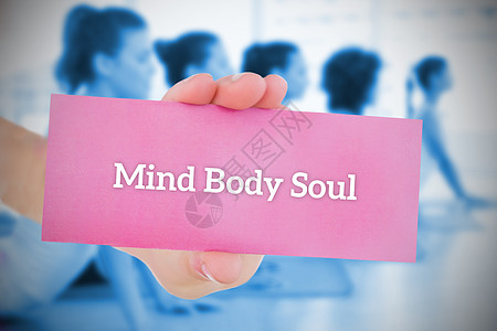 女人拿着粉红卡 说心灵灵魂混血粉色身心瑜伽卡片护理健身房工作室健身室身体图片
