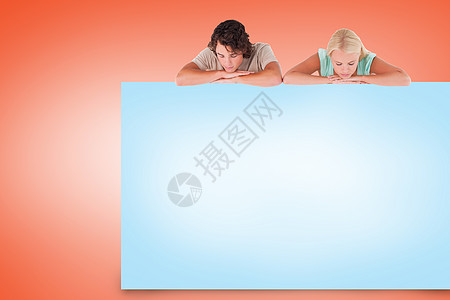 展示蓝卡的一对有吸引力的情侣计算机金发蓝色女性推介会金发女郎夫妻朋友屏幕男人图片