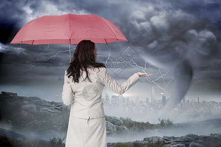拥有伞式保护的女商务人士的综合形象夹克女性头发螺栓人士景观职业雷雨岩石城市图片