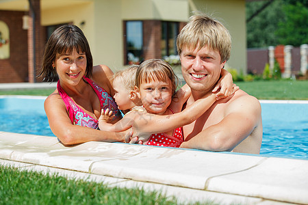 家人在游泳池玩耍蓝色边缘孩子女士欢乐喜悦热带活动数字男人图片