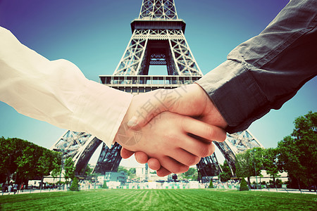 在法国巴黎做生意 在艾菲尔铁塔背景上握手图片
