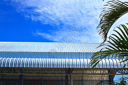 蓝色天空的屋顶铝厂 金属面板波纹车库镀锌涟漪盘子床单工厂平行线经济瓦楞图片