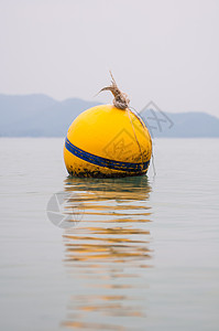 黄光浮标反射海浪海洋黄色漂浮安全图片