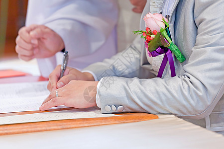 夫妻结婚时留下他们的签名图片