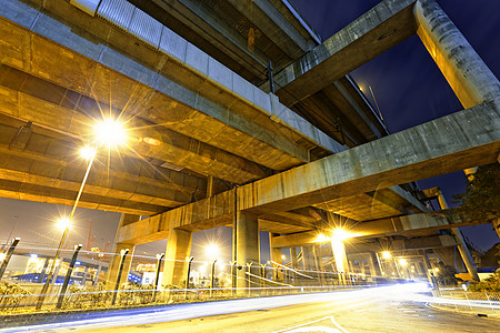 市内路在夜间通过 灯光照亮景观市中心驾驶速度商业头灯交通运输城市光束图片