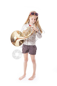 年轻女孩玩法国角音乐教育乐趣金属金子童年学校黄铜孩子演员图片