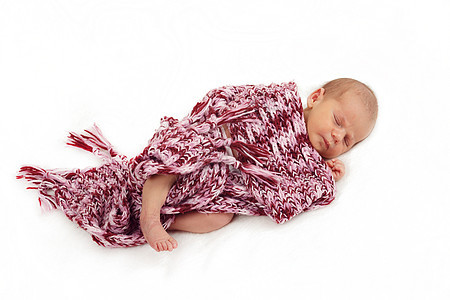 正在睡觉的新生儿婴儿新生围巾后代红色童年说谎毯子钳子白色生活图片