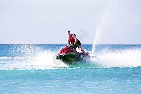 年轻人乘飞机滑雪在亚特兰特海上巡游海洋海岸线海岸摩托车摩托艇冲浪男人速度奢华地平线图片