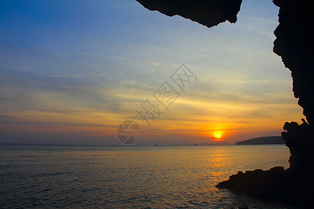 海面上的日落橙子太阳假期支撑晴天热带海洋海浪地平线洞穴图片