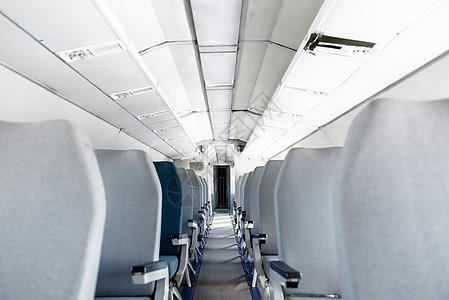 拥有许多座位的飞机的内部内部空气运输出口飞机场喷射走廊假期蓝色经济班级图片