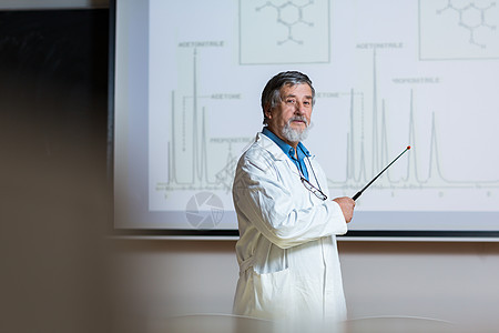 资深化学教授授课老年学生老师学校男人演讲科学物理木板课堂图片