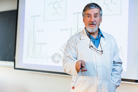 资深化学教授授课粉笔公式班级教育学院报告学校男性男人老年背景图片