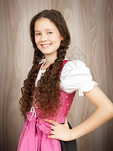 传统巴伐利亚女孩微笑女士紫色戏服裙子黑发粉色木头头发孩子图片