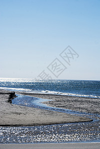 溪水流入海中波浪海岸太阳流动海洋假期蓝色阳光海岸线冲浪图片