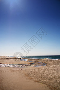 溪水流入海中阳光火花海洋流动波浪冲浪太阳假期海岸海滩图片