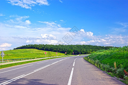 夏季路速度爬坡农村森林赛道运输风景地平线农田国家图片
