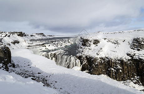 冬季冰原的瀑布图片