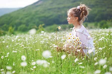 实地儿童闲暇微笑女孩花束场景静物草药天堂花朵乐趣图片