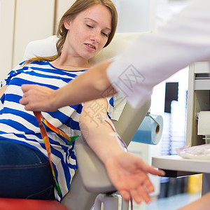 护士和捐血的献血者志愿者药品病人康复手臂注射器技术员实验室医院输血图片