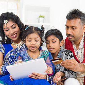 印度亚裔家庭在线购物网路购物图片