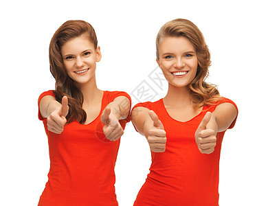 穿红色T恤的十几岁的女孩们 举起大拇指女孩长腿快乐衬衫手指协议手势女性微笑朋友们图片