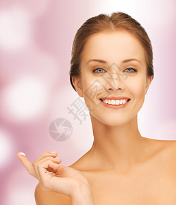 美丽的女人 有湿润的乳液滴皮肤护理微笑奶油快乐化妆品青年女性保湿洗剂图片