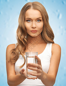 握着水杯的妇女手液体补水活力茶点女性生物蓝色生态平衡营养图片