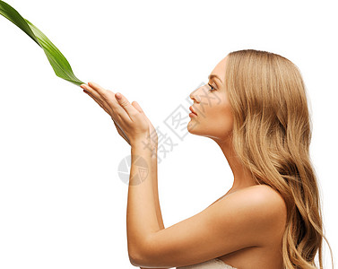 有绿叶的女子抗衰老温泉女孩保健植物皮肤女性福利生态平衡图片