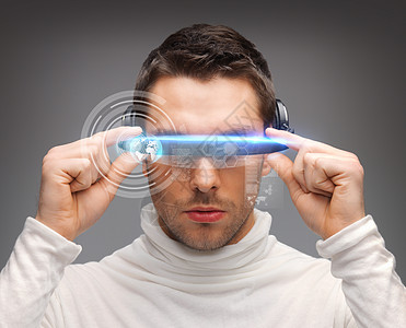 戴远期眼镜的人学生伙计绅士电子人创新技术科学青年男性纳米图片