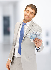 拥有欧元现金的男子微笑财政工人投资经济笔记办公室银行业男性企业家图片