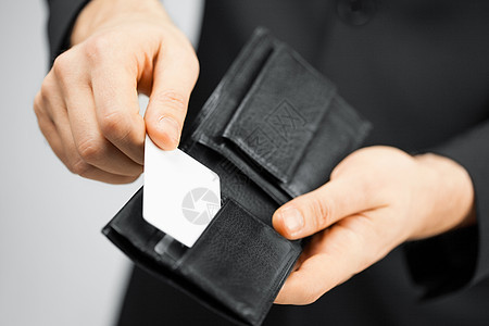 持有信用卡的男法官投资借方皮夹钱包折扣成员伙伴塑料皮革卡片图片