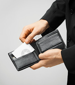 持有信用卡的男法官成员购物塑料男性卡片商业会计贷款钱包特权图片