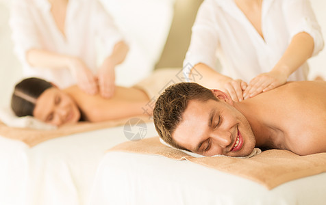 在温泉中为夫妇享受沙龙假期眼睛护理治疗女性中心呵护毛巾图片