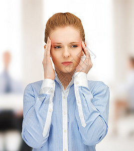 受重压的妇女办公室商务侮辱寂寞工作戏剧性疼痛偏头痛悲伤女性图片