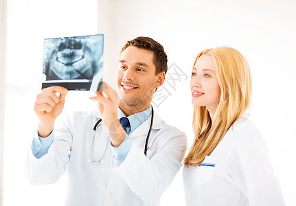 两名看X光的医生补助卫生放射科牙齿射线疾病牙医医疗保险扫描女性图片