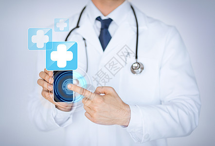 拥有智能电话及医疗应用程序的医生技术援助情况手机卫生诊断展示药品数码男人图片