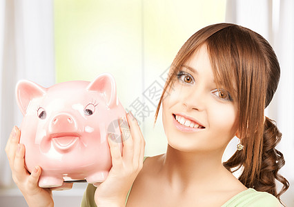 带着大猪银行的可爱女孩微笑经济节俭信用女士工作投资贷款财政女性图片