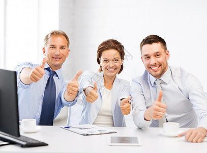 商业团队在办公室显示大拇指女士成功男人工人人员乐趣企业家简报技术风暴图片