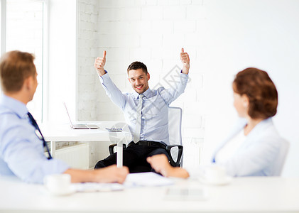 快乐的商务人士在办公室露出拇指微笑同事团体团队女性手势胜利男人成就优胜者图片