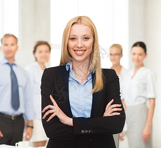 办公室中微笑着的女商务人士秘书管理人员企业家老师商业领导者女性职业伙伴员工图片