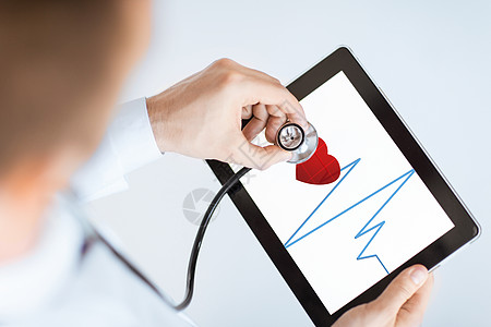 具有听诊镜和平板药片的医生技术心脏病学专家考试测试医疗保险工具援助情况韵律图片