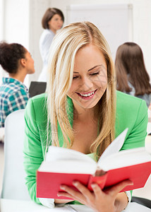 在学校阅读书中微笑着的学生女孩阅读演讲大学校园小说文学读者考试学习课堂图片